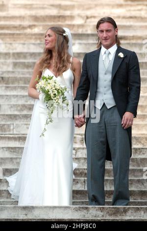 Roma, Italien. 19th. Juni 2005. ROM, Italien - 19.05.2005: Archivfoto der Hochzeit von Francesco Totti und Ilary Blasi in Rom in der Basilika Santa Maria in Ara coeli im Jahr 2005. 17 Jahre nach der Krise ihrer Ehe und am 21. Februar 2021 verbreiteten sich Gerüchte über die Trennung. Kredit: Unabhängige Fotoagentur/Alamy Live Nachrichten Stockfoto