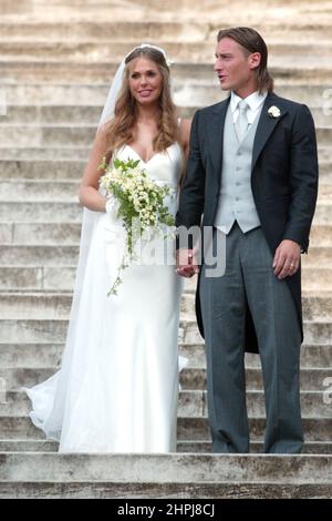 Roma, Italien. 19th. Juni 2005. ROM, Italien - 19.05.2005: Archivfoto der Hochzeit von Francesco Totti und Ilary Blasi in Rom in der Basilika Santa Maria in Ara coeli im Jahr 2005. 17 Jahre nach der Krise ihrer Ehe und am 21. Februar 2021 verbreiteten sich Gerüchte über die Trennung. Kredit: Unabhängige Fotoagentur/Alamy Live Nachrichten Stockfoto