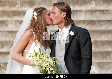 Roma, Italien. 19th. Juni 2005. ROM, Italien - 19.05.2005: Archivfoto der Hochzeit von Francesco Totti und Ilary Blasi in Rom in der Basilika Santa Maria in Ara coeli im Jahr 2005. 17 Jahre nach der Krise ihrer Ehe und am 21. Februar 2021 verbreiteten sich Gerüchte über die Trennung. Kredit: Unabhängige Fotoagentur/Alamy Live Nachrichten Stockfoto