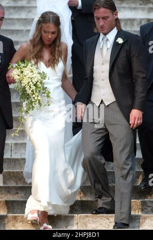 Roma, Italien. 19th. Juni 2005. ROM, Italien - 19.05.2005: Archivfoto der Hochzeit von Francesco Totti und Ilary Blasi in Rom in der Basilika Santa Maria in Ara coeli im Jahr 2005. 17 Jahre nach der Krise ihrer Ehe und am 21. Februar 2021 verbreiteten sich Gerüchte über die Trennung. Kredit: Unabhängige Fotoagentur/Alamy Live Nachrichten Stockfoto