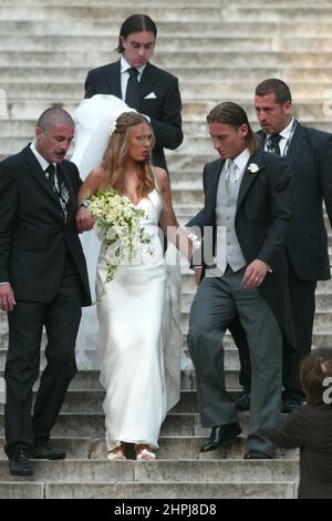 Roma, Italien. 19th. Juni 2005. ROM, Italien - 19.05.2005: Archivfoto der Hochzeit von Francesco Totti und Ilary Blasi in Rom in der Basilika Santa Maria in Ara coeli im Jahr 2005. 17 Jahre nach der Krise ihrer Ehe und am 21. Februar 2021 verbreiteten sich Gerüchte über die Trennung. Kredit: Unabhängige Fotoagentur/Alamy Live Nachrichten Stockfoto