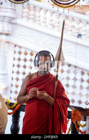 Widmung der Ramanuja-Statue der Gleichheit, Chinna Jeeyar Swamy mit Kopfhörern, Hyderabad, Telengana, Indien Stockfoto