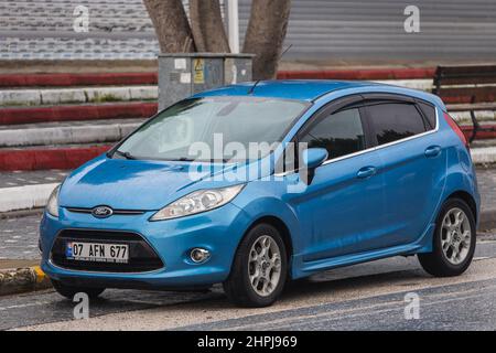 Side, Türkei - 02. Februar 2022: Blue Ford Fiesta wird an einem warmen Herbsttag auf der Straße geparkt Stockfoto