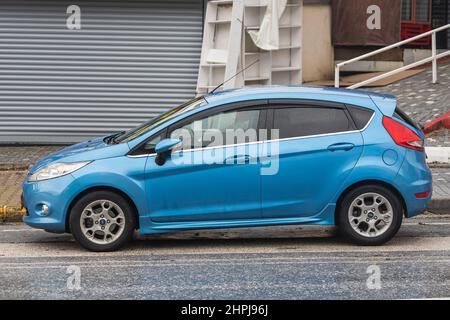 Side, Türkei - 02. Februar 2022: Blue Ford Fiesta wird an einem warmen Herbsttag auf der Straße geparkt Stockfoto