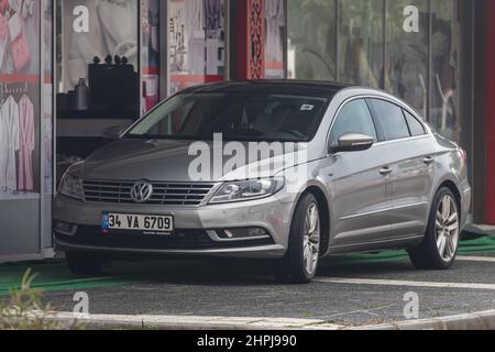 Side, Türkei - 02. Februar 2022: Silberner Volkswagen Passat CC wird an einem warmen Herbsttag auf der Straße vor dem Hintergrund einer Straße geparkt, sh Stockfoto