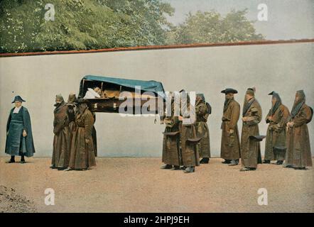 FRÈRES DE LA MISÉRICORDE PORTANT UN MALADE A L'HOPITAL. Autour Du Monde - Italie 1895 - 1900 (1) - 19. Jahrhundert französischer Farbfotografiedruck Stockfoto