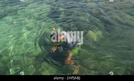 Probolinggo Indonesien - 20. Dezember 2020. Gili Ketapang ist ein Dorf und eine kleine Insel in der Madura-Straße. Ein Ort für Meerestourismus und Schnorcheli Stockfoto