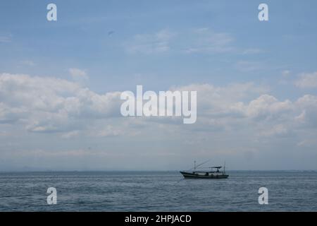 Probolinggo Indonesien - 20. Dezember 2020. Gili Ketapang ist ein Dorf und eine kleine Insel in der Madura-Straße. Ein Ort für Meerestourismus und Schnorcheli Stockfoto