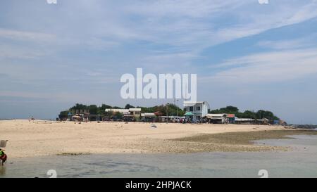 Probolinggo Indonesien - 20. Dezember 2020. Gili Ketapang ist ein Dorf und eine kleine Insel in der Madura-Straße. Ein Ort für Meerestourismus und Schnorcheli Stockfoto