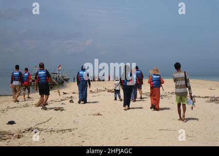 Probolinggo Indonesien - 20. Dezember 2020. Gili Ketapang ist ein Dorf und eine kleine Insel in der Madura-Straße. Ein Ort für Meerestourismus und Schnorcheli Stockfoto