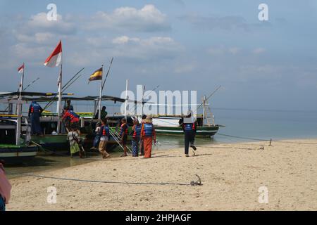 Probolinggo Indonesien - 20. Dezember 2020. Gili Ketapang ist ein Dorf und eine kleine Insel in der Madura-Straße. Ein Ort für Meerestourismus und Schnorcheli Stockfoto