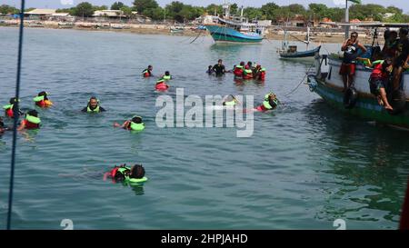 Probolinggo Indonesien - 20. Dezember 2020. Gili Ketapang ist ein Dorf und eine kleine Insel in der Madura-Straße. Ein Ort für Meerestourismus und Schnorcheli Stockfoto