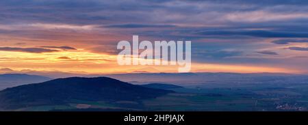 Sonnenuntergang mit dramatisch bewölktem Himmel über Bergen Form, schöne Naturlandschaft Stockfoto