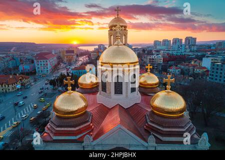 Luftaufnahme der Kathedrale von der Himmelfahrt und Meer in Varna Stadt, Bulgarien Stockfoto