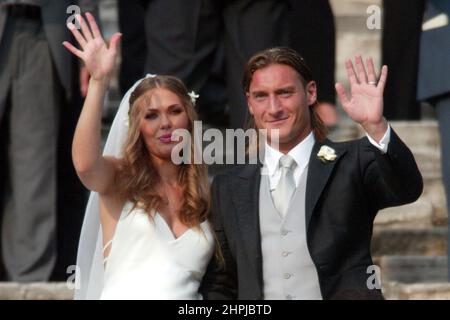 Roma, Italien. 19th. Juni 2005. ROM, Italien - 19.05.2005: Archivfoto der Hochzeit von Francesco Totti und Ilary Blasi in Rom in der Basilika Santa Maria in Ara coeli im Jahr 2005. 17 Jahre nach der Krise ihrer Ehe und am 21. Februar 2021 verbreiteten sich Gerüchte über die Trennung. Kredit: Unabhängige Fotoagentur/Alamy Live Nachrichten Stockfoto