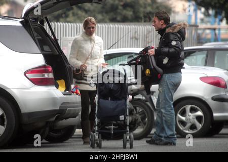 Roma, Italien. 27th Januar 2008. ROM, ITALIEN - 21.02.2022: ARCHIVFOTOS VON FRANCESCO TOTTI UND ILARY BLASI MIT DEN KINDERN. DIE BEIDEN DISKUTIEREN, WÄHREND DER KINDERWAGEN IN DEN GEPÄCKTRÄGER DES AUTOS STECKT. Kredit: Unabhängige Fotoagentur/Alamy Live Nachrichten Stockfoto