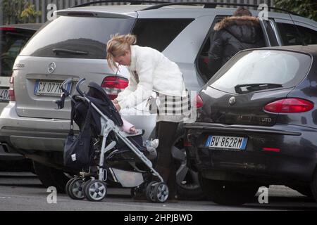 Roma, Italien. 27th Januar 2008. ROM, ITALIEN - 21.02.2022: ARCHIVFOTOS VON FRANCESCO TOTTI UND ILARY BLASI MIT DEN KINDERN. DIE BEIDEN DISKUTIEREN, WÄHREND DER KINDERWAGEN IN DEN GEPÄCKTRÄGER DES AUTOS STECKT. Kredit: Unabhängige Fotoagentur/Alamy Live Nachrichten Stockfoto