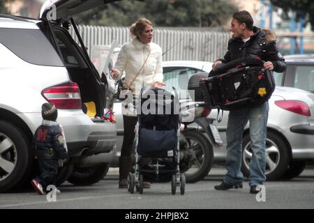 Roma, Italien. 27th Januar 2008. ROM, ITALIEN - 21.02.2022: ARCHIVFOTOS VON FRANCESCO TOTTI UND ILARY BLASI MIT DEN KINDERN. DIE BEIDEN DISKUTIEREN, WÄHREND DER KINDERWAGEN IN DEN GEPÄCKTRÄGER DES AUTOS STECKT. Kredit: Unabhängige Fotoagentur/Alamy Live Nachrichten Stockfoto