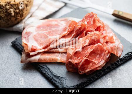 Italienischer getrockneter Schinken. Coppa Stagionata, Prosciutto und Salami auf einem Schneidebrett. Stockfoto