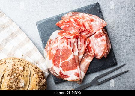 Italienischer getrockneter Schinken. Coppa Stagionata, Prosciutto und Salami auf einem Schneidebrett. Draufsicht. Stockfoto