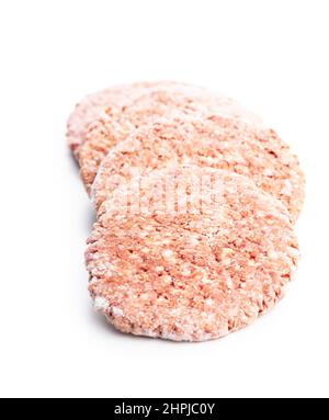 Gefrorenes Hamburger-Fleisch. Rohe Beef Patties isoliert auf weißem Hintergrund. Stockfoto