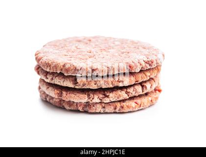 Gefrorenes Hamburger-Fleisch. Rohe Beef Patties isoliert auf weißem Hintergrund. Stockfoto