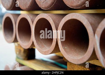 Stapel von Rohren aus recycelten Restmix-Kunststoffen im Auftrag der Kreislaufwirtschaft Stockfoto