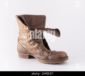 Alte Schuhe auf weißem Hintergrund. Brauner Lederschuh. Abgenutzte Schuhe. Stiefel. Stockfoto