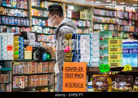 Hongkong, China. 19th. Februar 2022. Eine Apotheke in Causeway Bay verkauft COVID-19 Rapid Tests. Mit einem exponentiellen Anstieg der COVID-19-Fälle in Hongkong ist die Regierung in ihrer Fähigkeit, den Bewohnern zeitnahe Tests zu liefern, überfordert. Als Reaktion darauf haben viele Apotheken und andere Geschäfte begonnen, Schnelltests für Kunden auf Lager zu haben. Kredit: SOPA Images Limited/Alamy Live Nachrichten Stockfoto