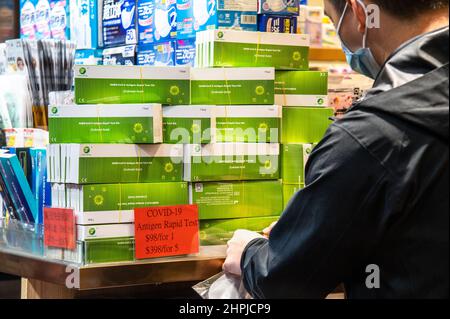 Hongkong, China. 19th. Februar 2022. Eine Apotheke in Causeway Bay verkauft COVID-19 Rapid Tests. Mit einem exponentiellen Anstieg der COVID-19-Fälle in Hongkong ist die Regierung in ihrer Fähigkeit, den Bewohnern zeitnahe Tests zu liefern, überfordert. Als Reaktion darauf haben viele Apotheken und andere Geschäfte begonnen, Schnelltests für Kunden auf Lager zu haben. Kredit: SOPA Images Limited/Alamy Live Nachrichten Stockfoto