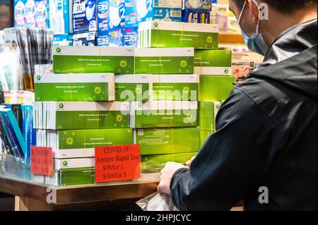 Hongkong, China. 19th. Februar 2022. Eine Apotheke in Causeway Bay verkauft COVID-19 Rapid Tests. Mit einem exponentiellen Anstieg der COVID-19-Fälle in Hongkong ist die Regierung in ihrer Fähigkeit, den Bewohnern zeitnahe Tests zu liefern, überfordert. Als Reaktion darauf haben viele Apotheken und andere Geschäfte begonnen, Schnelltests für Kunden auf Lager zu haben. (Foto von Ben Marans/SOPA Images/Sipa USA) Quelle: SIPA USA/Alamy Live News Stockfoto