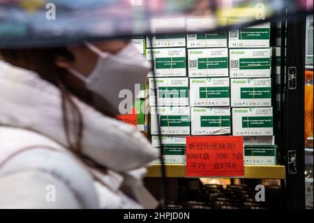 Hongkong, China. 19th. Februar 2022. Eine Apotheke in Causeway Bay verkauft COVID-19 Rapid Tests. Mit einem exponentiellen Anstieg der COVID-19-Fälle in Hongkong ist die Regierung in ihrer Fähigkeit, den Bewohnern zeitnahe Tests zu liefern, überfordert. Als Reaktion darauf haben viele Apotheken und andere Geschäfte begonnen, Schnelltests für Kunden auf Lager zu haben. (Foto von Ben Marans/SOPA Images/Sipa USA) Quelle: SIPA USA/Alamy Live News Stockfoto