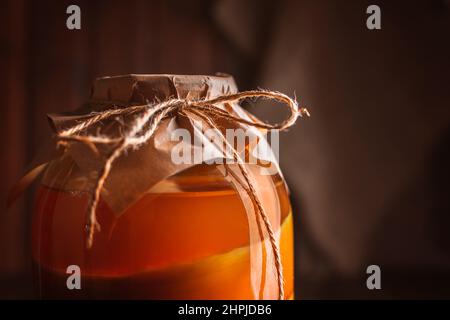 kombucha mit Schichten in einem großen drei-Liter-Glas Stockfoto