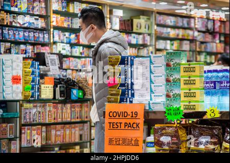 Hongkong, China. 19th. Februar 2022. Eine Apotheke in Causeway Bay verkauft COVID-19 Rapid Tests. Mit einem exponentiellen Anstieg der COVID-19-Fälle in Hongkong ist die Regierung in ihrer Fähigkeit, den Bewohnern zeitnahe Tests zu liefern, überfordert. Als Reaktion darauf haben viele Apotheken und andere Geschäfte begonnen, Schnelltests für Kunden auf Lager zu haben. (Bild: © Ben Marans/SOPA Images via ZUMA Press Wire) Stockfoto