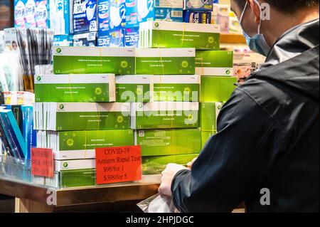 Hongkong, China. 19th. Februar 2022. Eine Apotheke in Causeway Bay verkauft COVID-19 Rapid Tests. Mit einem exponentiellen Anstieg der COVID-19-Fälle in Hongkong ist die Regierung in ihrer Fähigkeit, den Bewohnern zeitnahe Tests zu liefern, überfordert. Als Reaktion darauf haben viele Apotheken und andere Geschäfte begonnen, Schnelltests für Kunden auf Lager zu haben. (Bild: © Ben Marans/SOPA Images via ZUMA Press Wire) Stockfoto