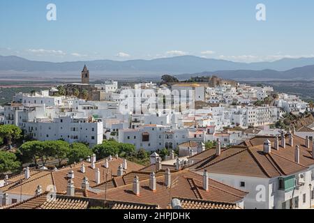 Weiße Häuser von Vejer de la Frontera mit der Stadtmauer im Hintergrund Stockfoto