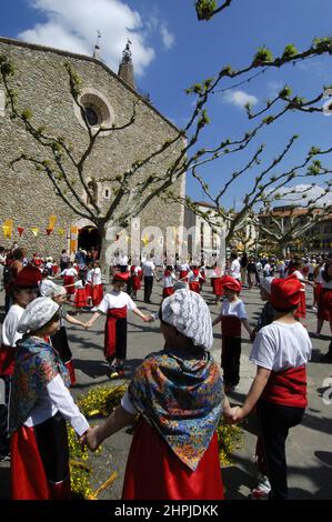 DANSES MODERNES FOLKLORIQUE LA SARDANE Stockfoto