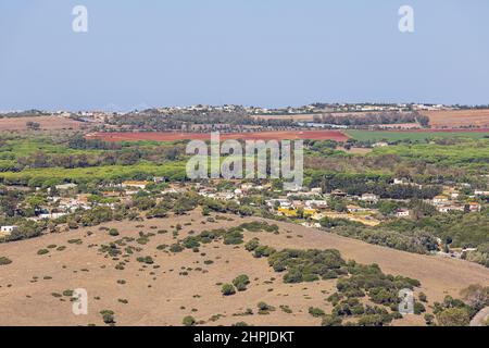 Farbenfrohe Landschaft rund um Vejer de la Frontera in Richtung Cáádz. Die sehr weit entfernten Objekte werden durch die aufsteigende Hitze verschwommen Stockfoto