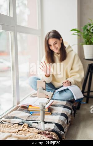 Teen School girl entfernte Schule oder College-Student virtuelle Remote e Lernen mit Handy-App im Schlafzimmer. Fernunterricht, Studium o Stockfoto