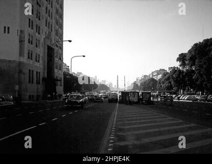 ARG 264A Buenos Aires Argentina 1973 9th July Avenue und die Verkehrsszene im Stadtzentrum von Obelisk Stockfoto