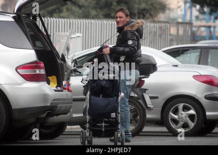 Roma, Italien. 27th Januar 2008. ROM, ITALIEN - 21.02.2022: ARCHIVFOTOS VON FRANCESCO TOTTI UND ILARY BLASI MIT DEN KINDERN. DIE BEIDEN DISKUTIEREN, WÄHREND DER KINDERWAGEN IN DEN GEPÄCKTRÄGER DES AUTOS STECKT. Kredit: Unabhängige Fotoagentur/Alamy Live Nachrichten Stockfoto