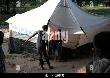 Kinder werden vor einem Zelt im Bangula Camp im Bezirk Nsanje gesehen, wo Tausende von Binnenvertriebenen untergebracht werden. Malawi wurde vom tropischen Wirbelsturm ana getroffen, der Überschwemmungen verursachte und Häuser zerstörte. Malawi. Stockfoto