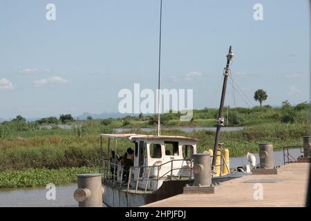 Ein Boot wird an einem Binnenhafen im Bezirk Nsanje angedockt gesehen. Der Hafen wurde gebaut, aber nie in Betrieb genommen. Malawi. Stockfoto