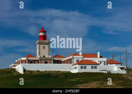 Das kraftvolle Licht des Leuchtturms Farol de Cabo da Roca, der 165 Meter (541 Fuß) über dem Meeresspiegel errichtet wurde, kann von bis zu 48 km (30 Meilen) außerhalb des Atlantiks gesehen werden. Es war der erste zweckmäßig gebaute Leuchtturm in Portugal, als er 1772 eröffnet wurde und ist nun nach dem Wiederaufbau im Jahr 1842 vollautomatisch. Der Leuchtturm steht am höchsten Punkt der zerklüfteten Landzunge Cabo da Roca, die als westlichster Punkt in Kontinentaleuropa bekannt ist. Stockfoto