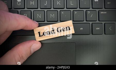 Draufsicht auf Text von Lead Gen auf Holzblöcken mit Laptop-Hintergrund. Stockfoto