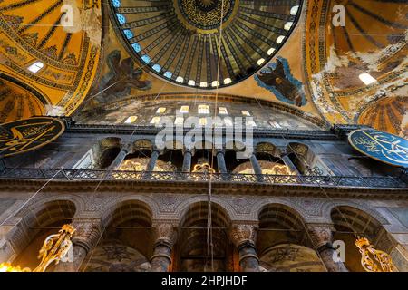 Innenansicht der Hagia Sophia (Türkisch: Ayasofya). Die Hagia Sophia ist eines der berühmten Wahrzeichen für Touristen, die Istanbul und die Türkei besuchen. Stockfoto