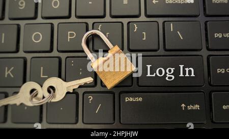 Draufsicht des Wortes - Melden Sie sich auf Laptop mit Vorhängeschloss Hintergrund. Stockfoto
