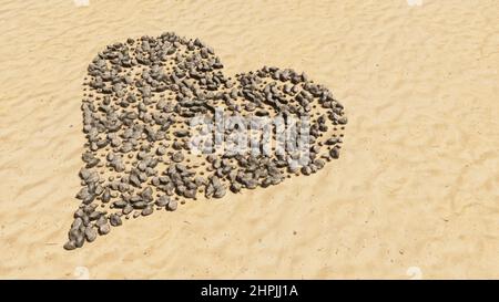 Konzept konzeptuelle Steine am Strand Sand handgemachte Symbolform, goldener sandiger Hintergrund, Herzzeichen. Eine illustration von 3D Metapher für Liebe, Romantik, Vale Stockfoto