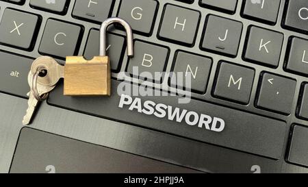 Draufsicht des Wortes - Passwort auf Laptop mit Vorhängeschloss Hintergrund. Stockfoto
