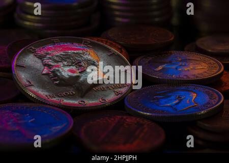 John Fitzgerald Kennedy 1964 Münze US Half Silver Dollar auf Münzstapel-Tacks Blaues Rotes Licht Stockfoto